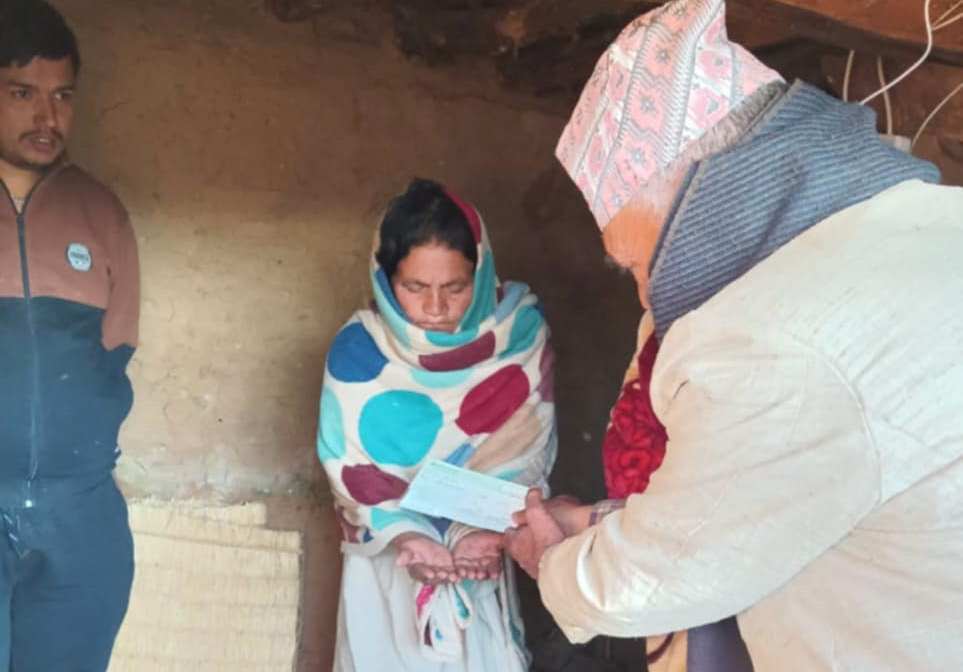मदानेका अध्यक्ष कुवँरद्वारा स्वर्गीय थापाको परिवारलाई आर्थिक सहयोग