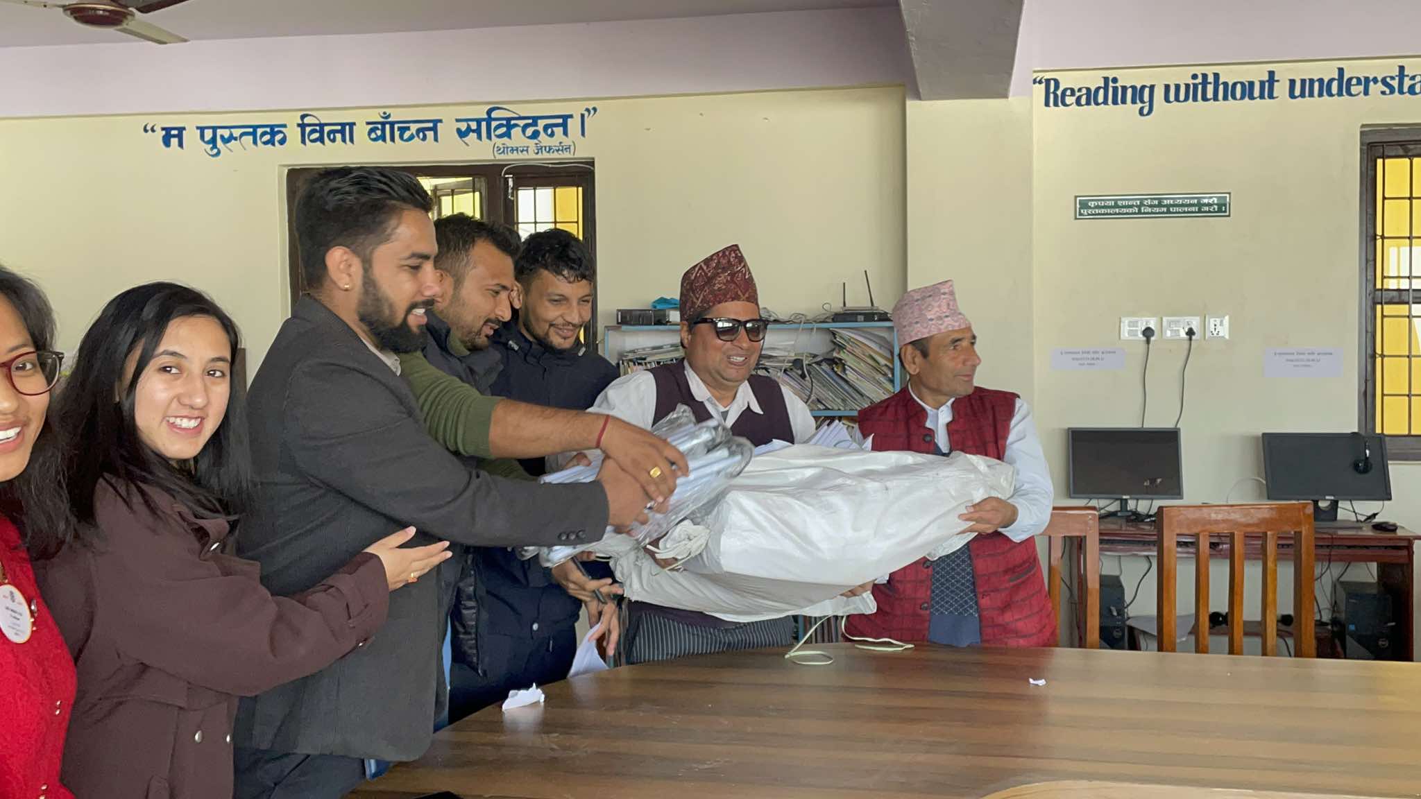 लियो क्लब अफ बुटवल सेन्ट्रल र पाल्पा एल.एम.सीद्वारा संयुक्त रुपमा सेतो छडि र ब्रेल पेपर प्रदान