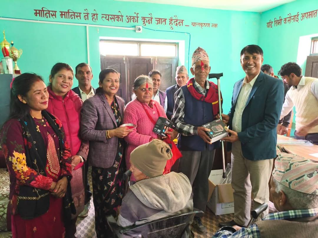 पाका पुस्ताको साथमा धुर्कोट, जेष्ठ नागरिकलाई रेडियो र लठ्ठी वितरण