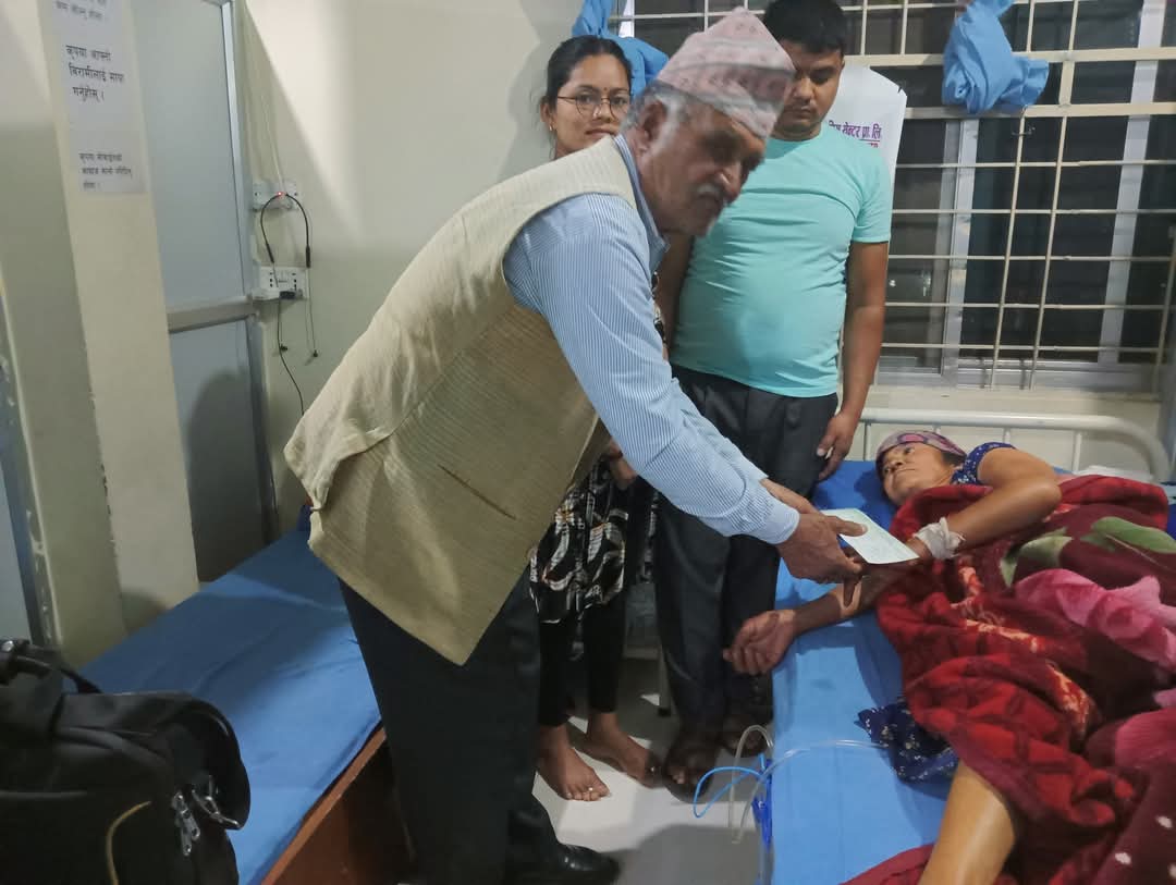 मदानेका अध्यक्ष कुँवरद्वारा बिरामी चन्दलाई आर्थिक सहयोग