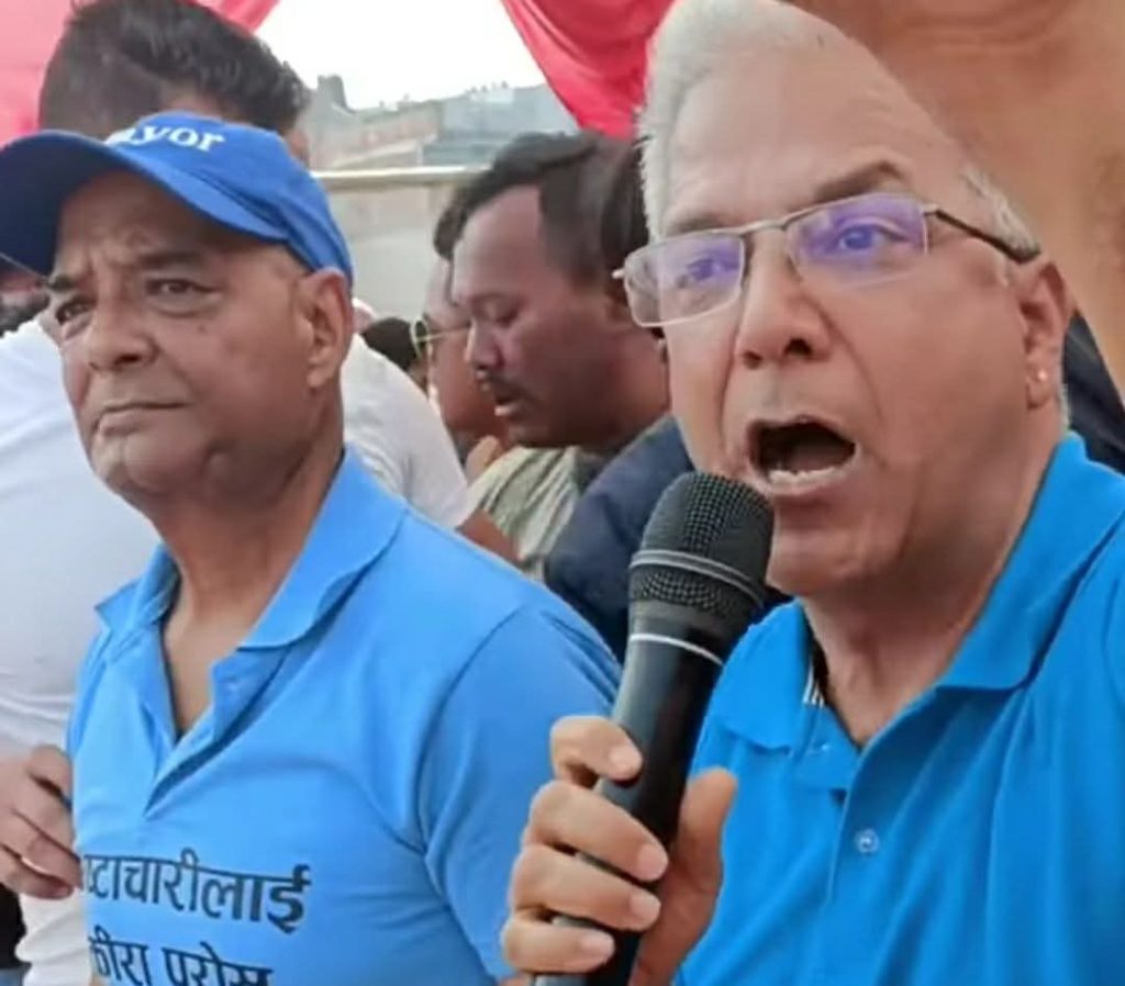 राप्रपाका बरिष्ठ उपाध्यक्ष रविन्द्र मिश्र र महामन्त्री धवल शम्शेर जबरा पक्राउ