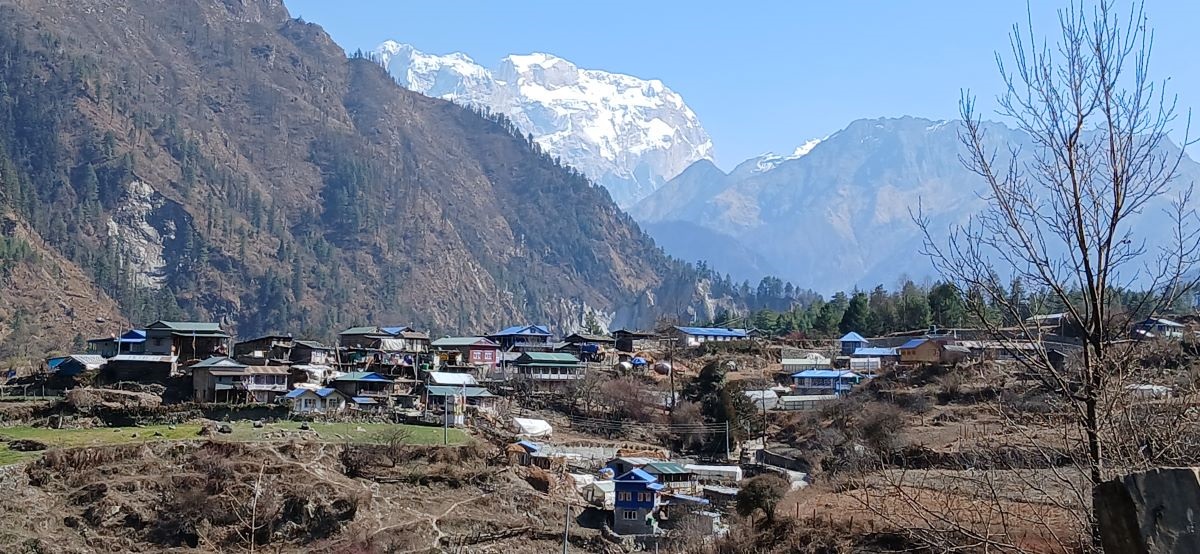 हिमपात हुँदा  किसान खुसी