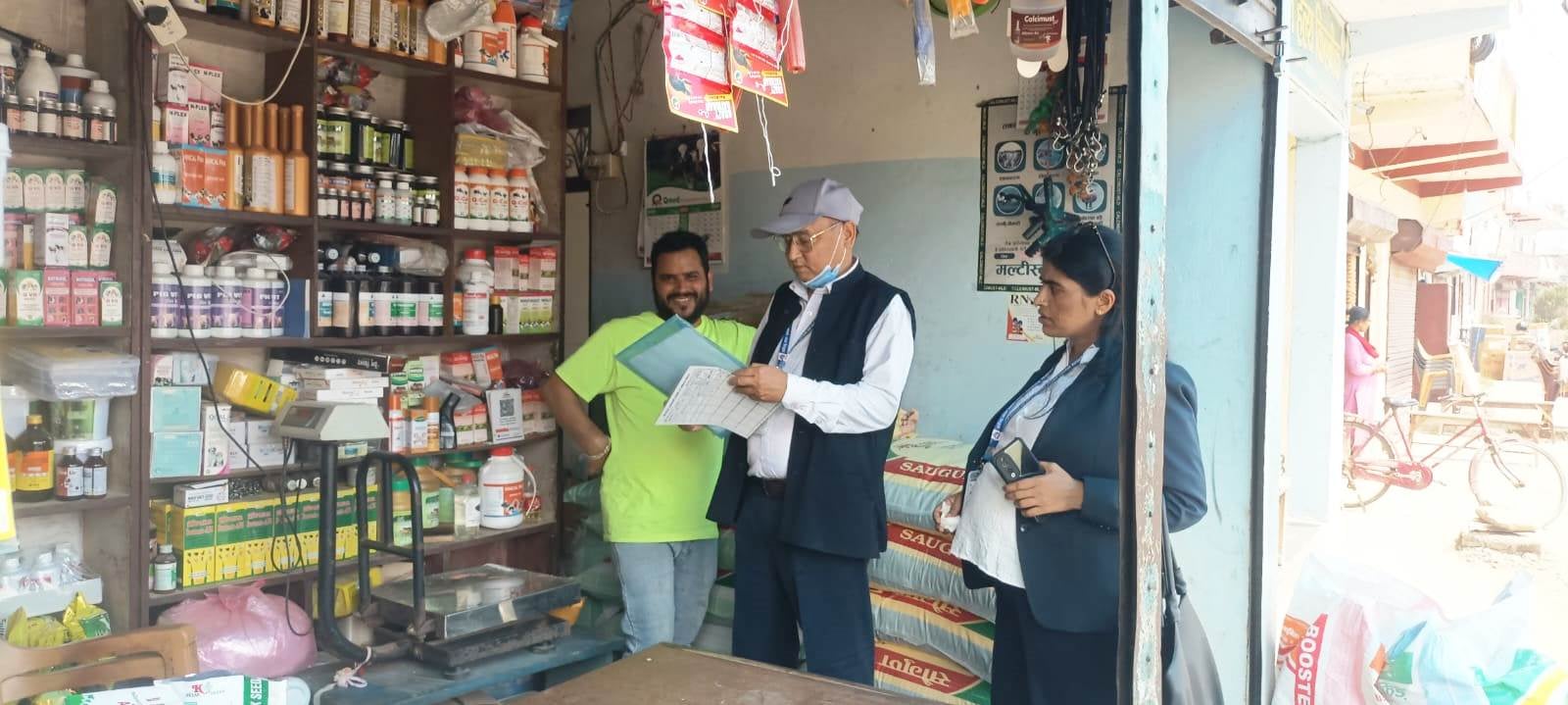 घरेलु कार्यालय रुपन्देहीद्वारा सैनामैना बजारमा अनुगमन, अखाद्य वस्तु बरामद गरी नष्ट