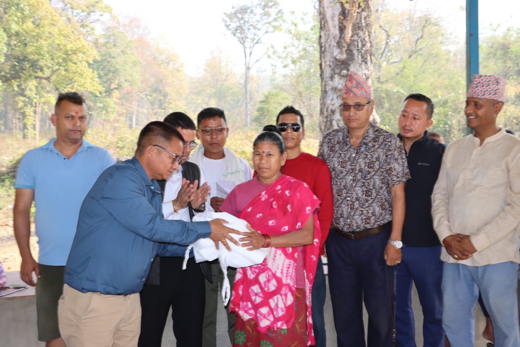 सर्प उद्धारकर्ता सारु कान्छाले झुल वितरण गरेर समुदायमा जनचेतना फैलाउँदै