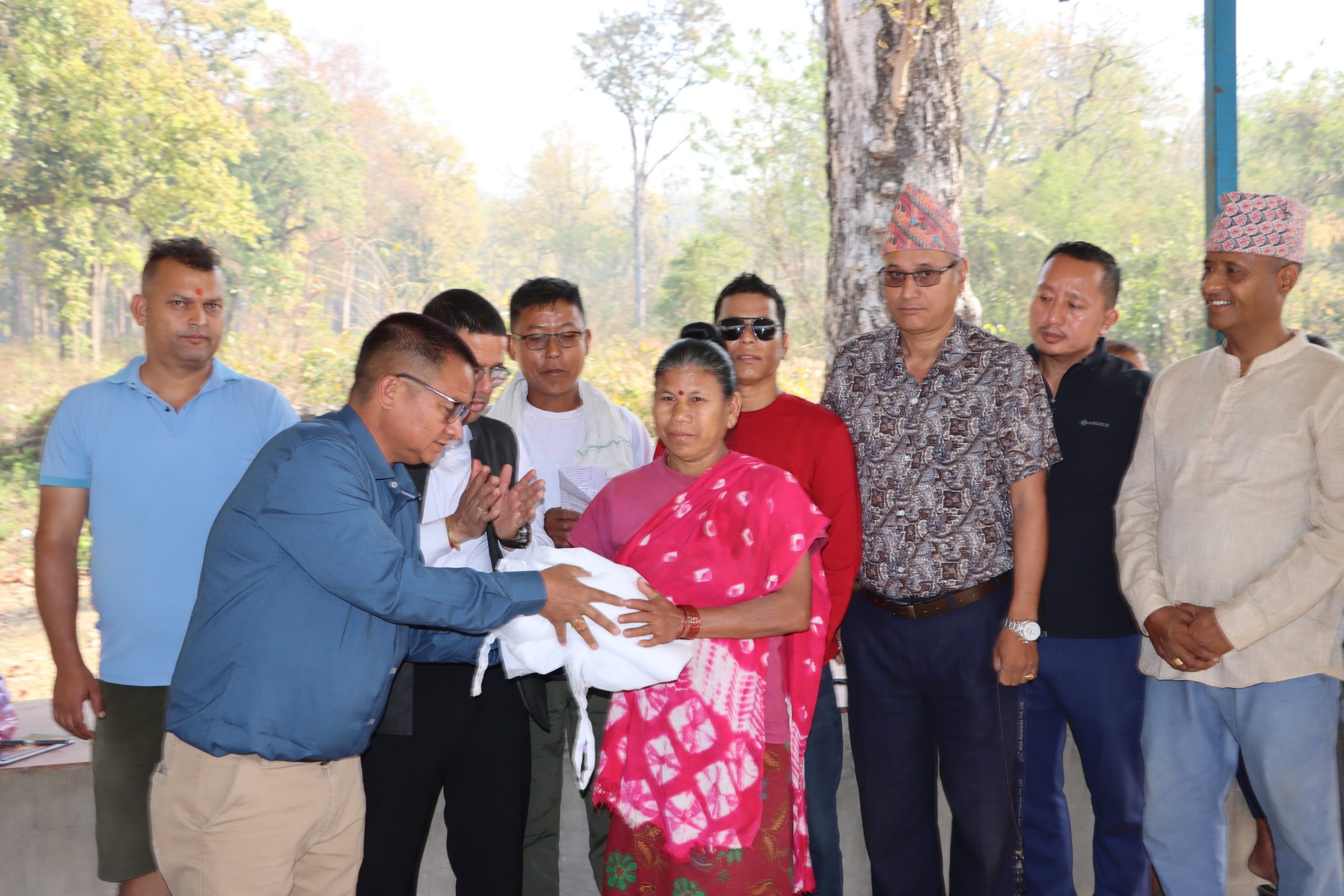 सर्प उद्धारकर्ता सारु कान्छाले झुल वितरण गरेर समुदायमा जनचेतना फैलाउँदै