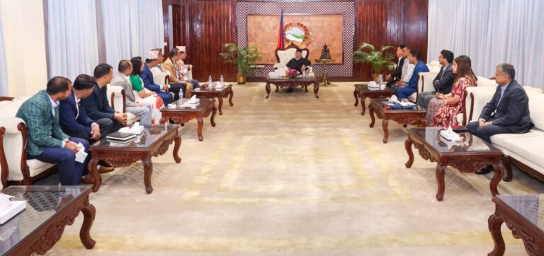 चौतारीको नयाँ टोलीसंग प्रधानमन्त्रीको भेट: बधाई दिदै ओलीले भने – संगठनमा भाइरस छिर्न नदिनु