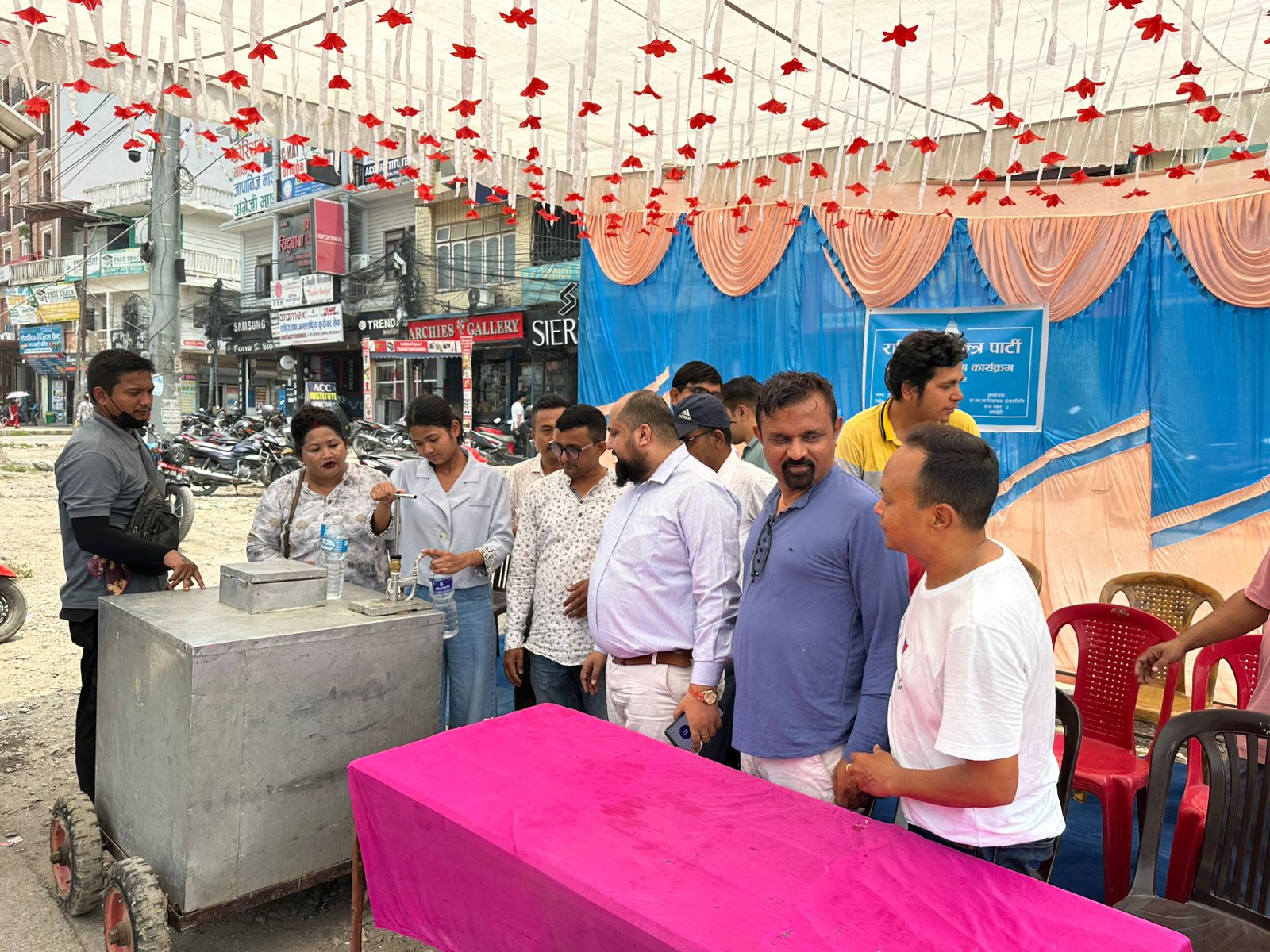 राष्ट्रिय स्वतन्त्र पार्टीद्वारा सडकमा हिड्ने सर्वसाधारणलाई पानी बितरण