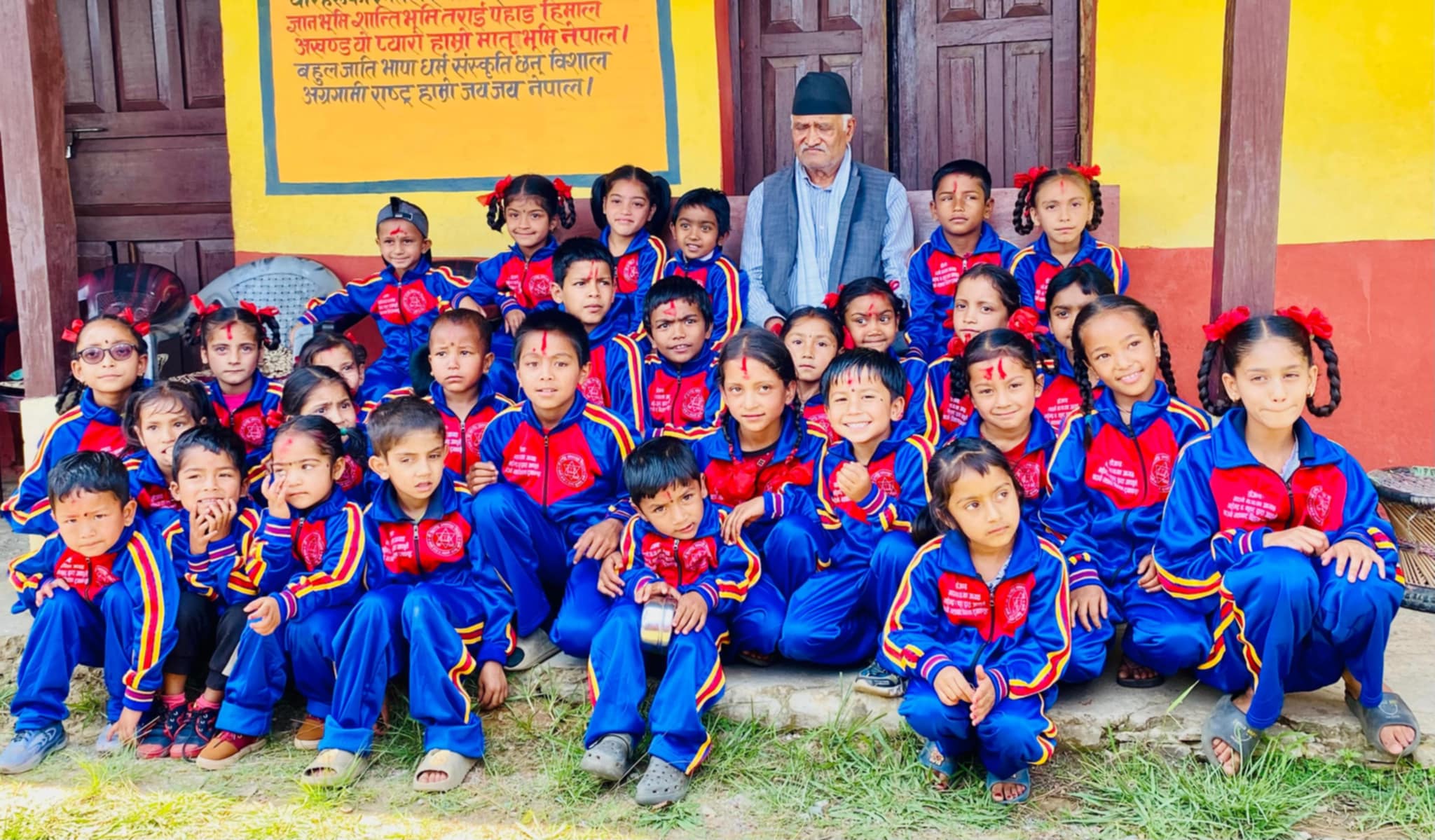 मदाने गाउँपालिकाका अध्यक्ष महेन्द्रबहादुर कुवँरद्वारा विद्यार्थीलाई विद्यालय पोशाक प्रदान