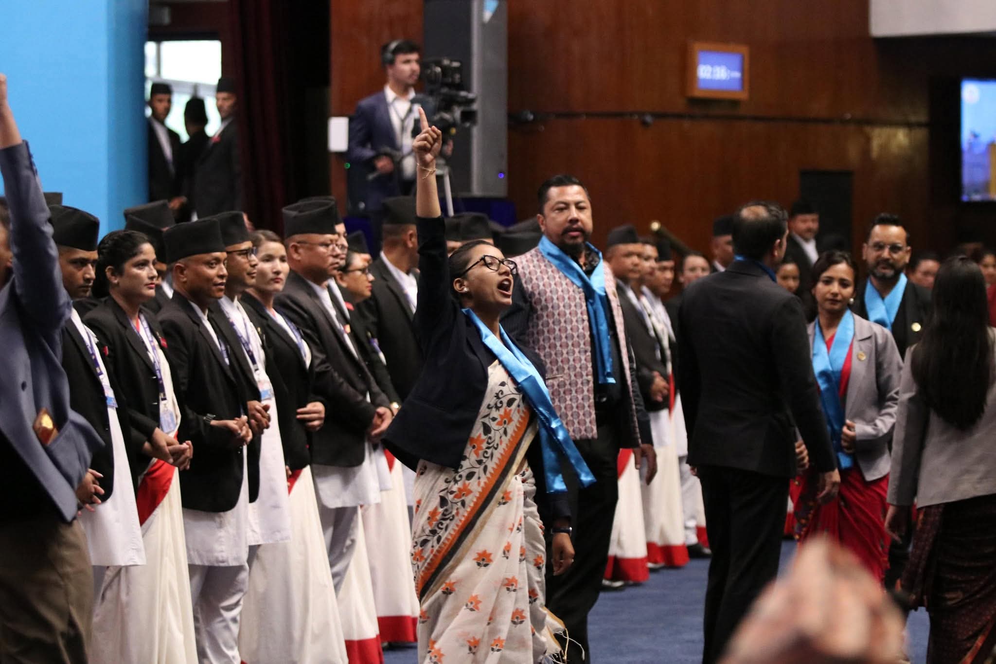निलो टाई लगाएर रास्वपा सांसद संसद्मा