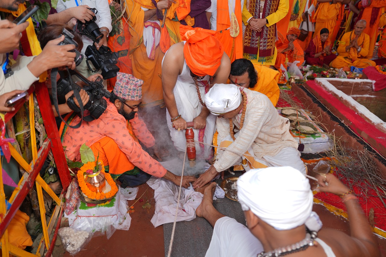 कोटिहोम विराट ज्ञान महायज्ञको एक सय हवनकुण्डमा हवन सुरु