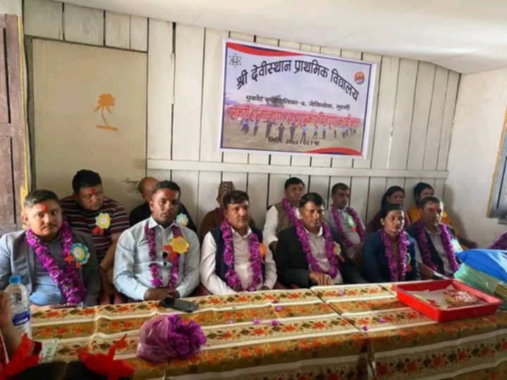 देबिस्थान प्राथमिक विद्यालयमा कम्प्युटर र उपकरण हस्तान्तरण