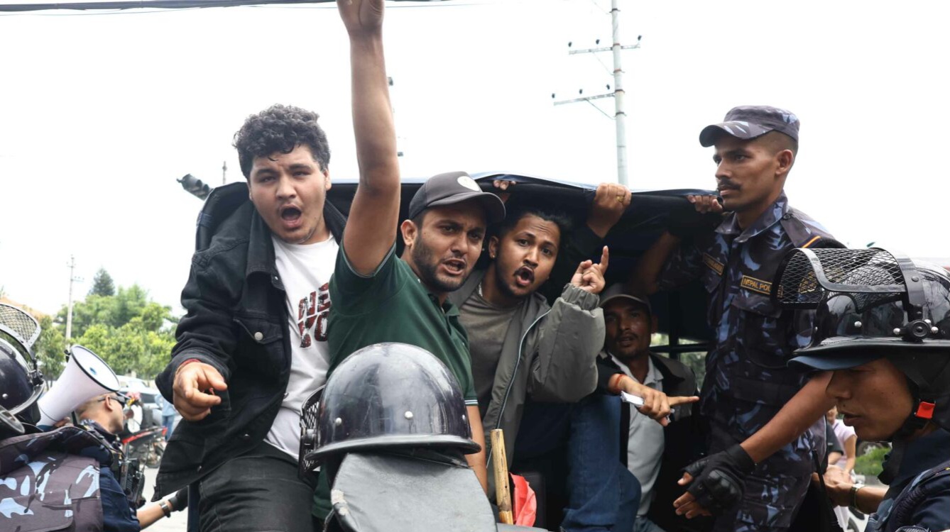 नेविसंघको सडकमा टायर बालेर प्रदर्शन, १० जना समातिए