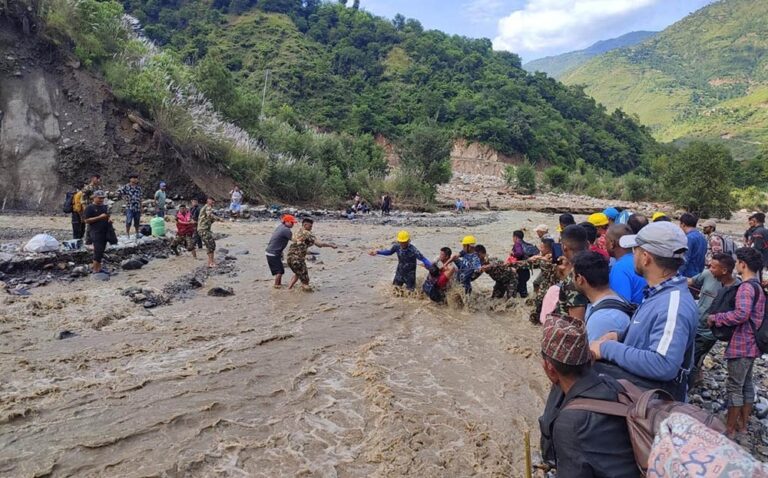 “अविरल वर्षाले आठ मुख्य राजमार्ग पूर्ण अवरुद्ध, दर्जनौं ठाउँमा एकतर्फी आवागमन”