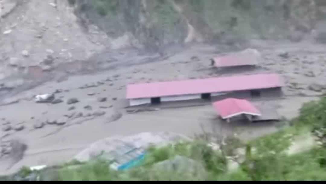 चीनतर्फ भारी वर्षा हुँदा भोटेकोशीमा बाढी : मितेरी पुलमा क्षति, भन्सारबाट कन्टेनर बगायो
