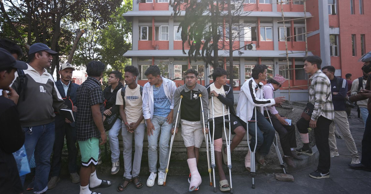 वैशाखी टेकेर प्रधानमन्त्री भेट्न सिंहदरबार पुगे जेनजी आन्दोलनका घाइते