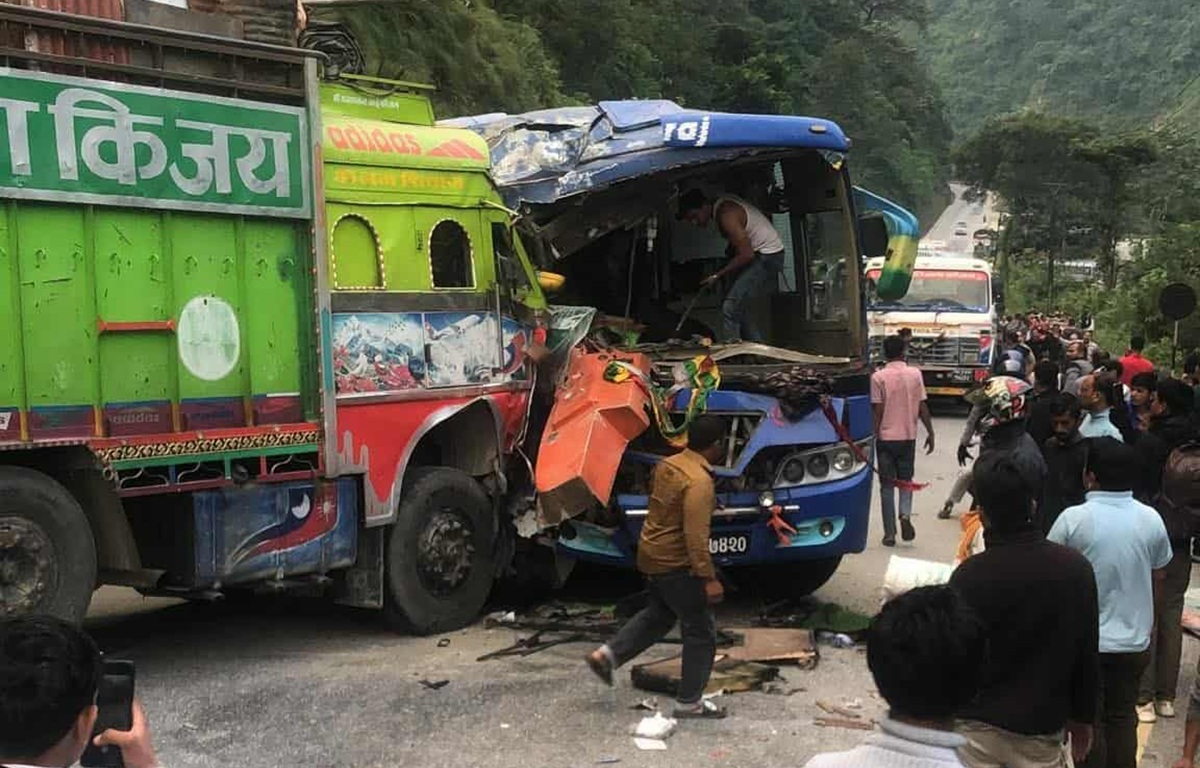 नारायणगढ–मुग्लिन सडक खण्डमा सातवटा गाडी एकआपसमा ठोक्किए