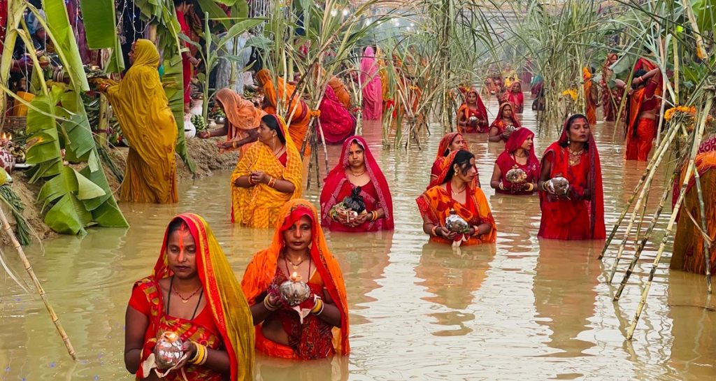 आज छठ पर्वको मुख्य दिन : अस्ताउँदो सूर्यलाई विधिपूर्वक अर्घ्य दिइँदै