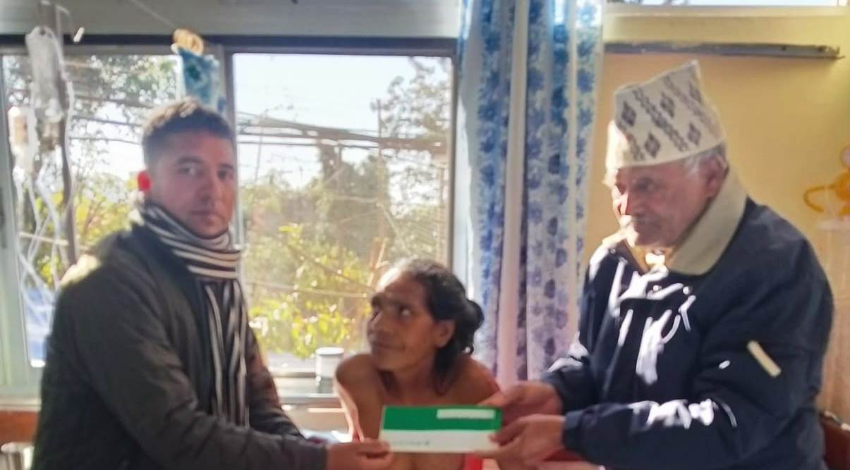 आगोले जलेर गम्भीर कमलाको उपचारमा मदानेका अध्यक्ष कुवँरद्वारा आर्थिक सहयोग