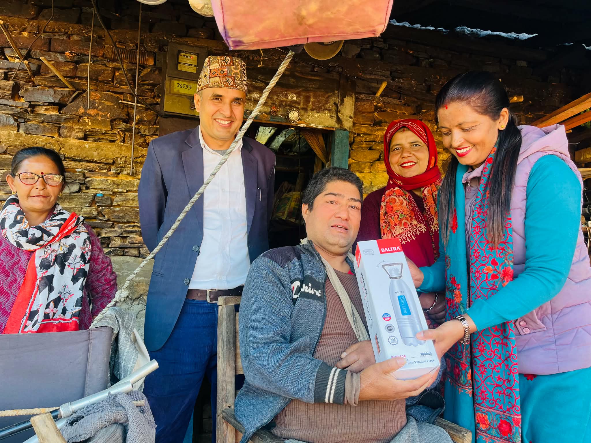 धुर्कोट गाउँपालिकाद्वारा घर–घरमै पुगेर अपाङ्गता भएका नागरिकलाई सहयोग सामग्री वितरण