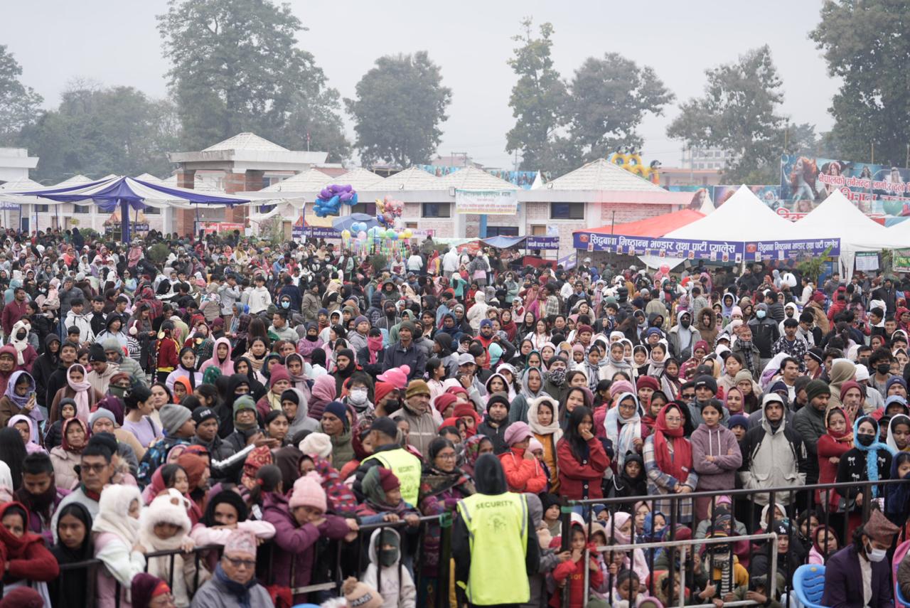 पुसे १५ को शीतलहरमा प्रदर्शनीमा थेगीनसक्नु भीड