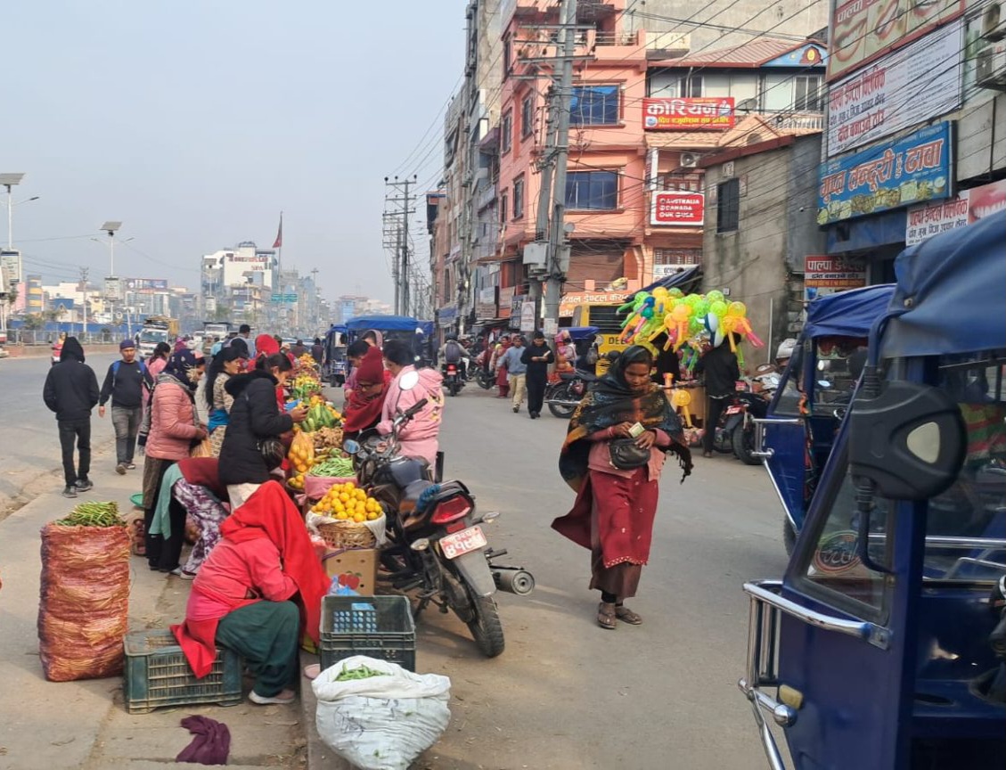 अस्पताल लाइनमा ठेला र अटो रिक्साको रजगज, एम्बुलेन्सदेखि बिरामीसम्मलाई सास्ती