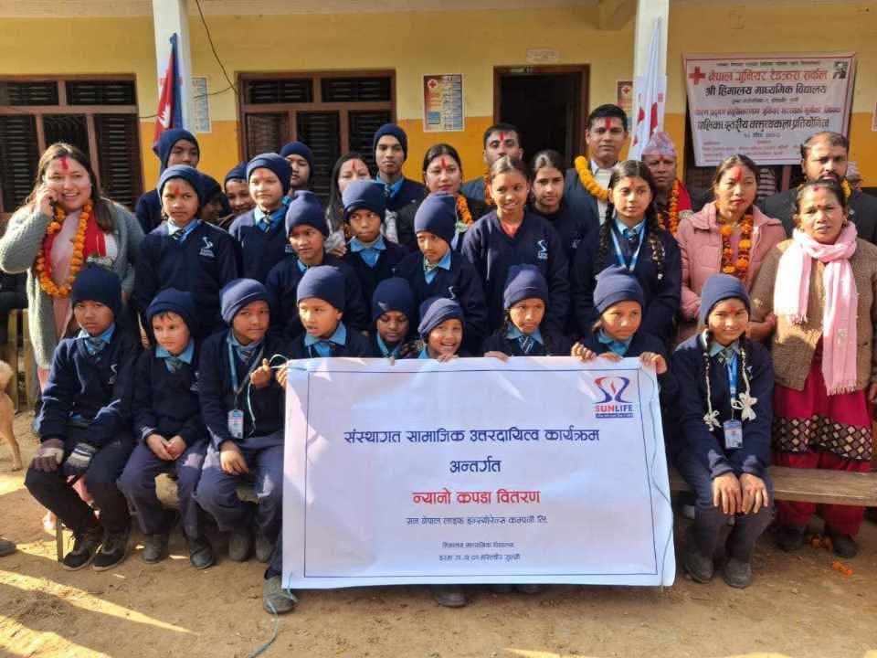 सन् नेपाल लाइफ गुल्मीद्वारा इस्माका विपन्न विद्यार्थीलाई न्यानो कपडा वितरण
