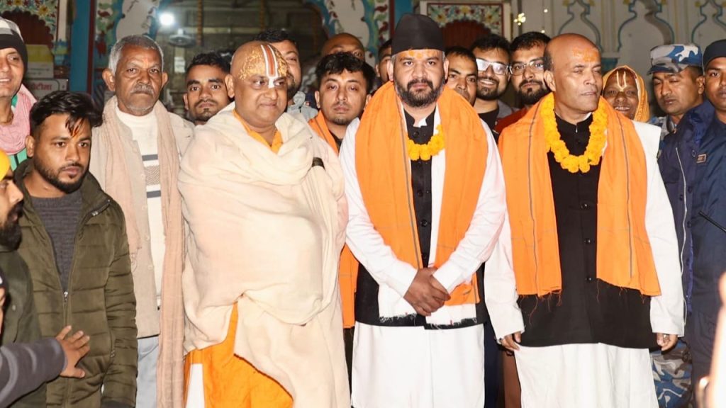 अमरेशकुमार सिंहका साथमा जानकी मन्दिरको आरतीमा पुगे बालेन