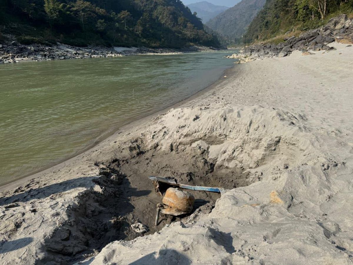 त्रिशूलीमा भेटिएको बसको आज पनि उत्खनन गरिँदै