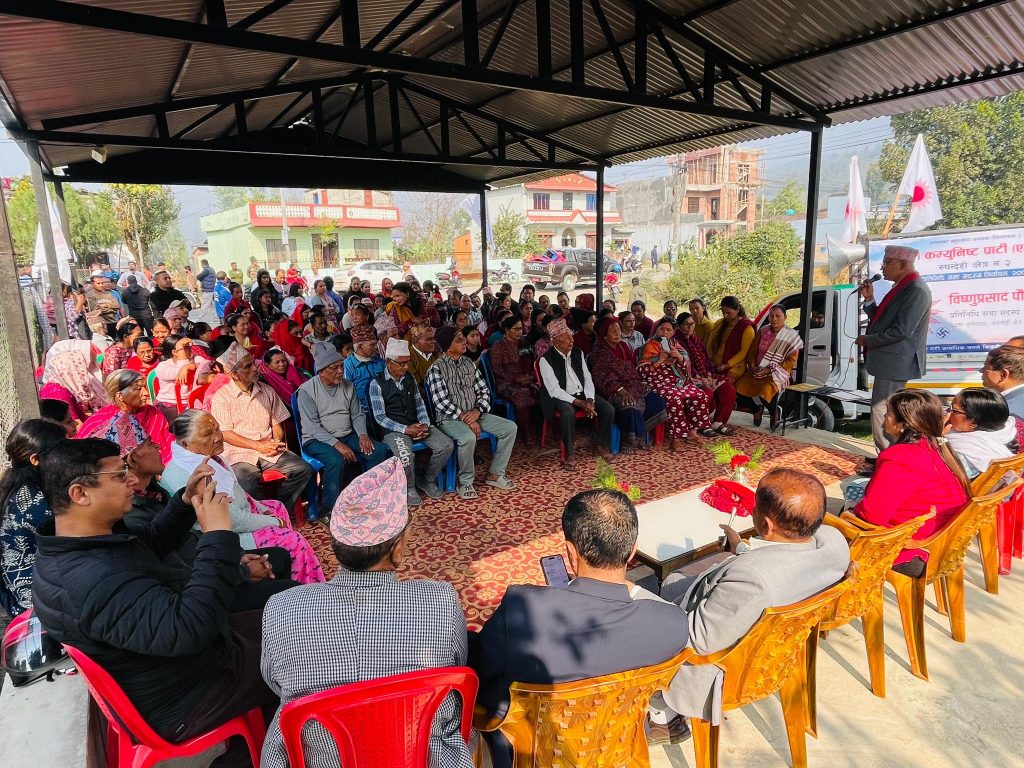 मतदाताका सुझाव लिंदै एमाले उम्मेद्वार पौडेलको टोलभेला