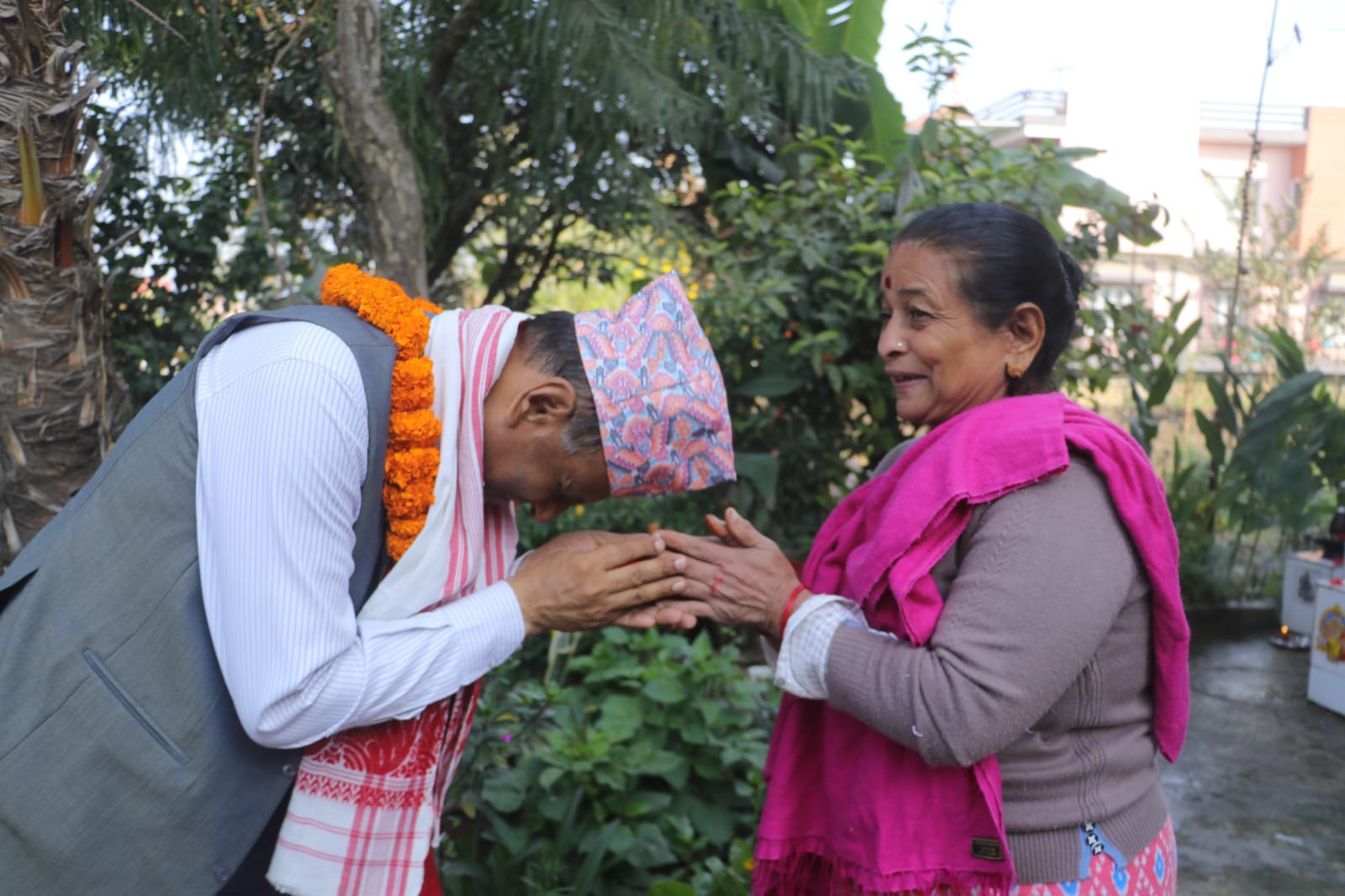 घरदैलोमा पुगेका उम्मेदवार चुन्नलाई मतदाताले भने –‘आश्वासनले अघाएका छौँ,जितेपछि कामले पुष्टी गर्नुहोला’