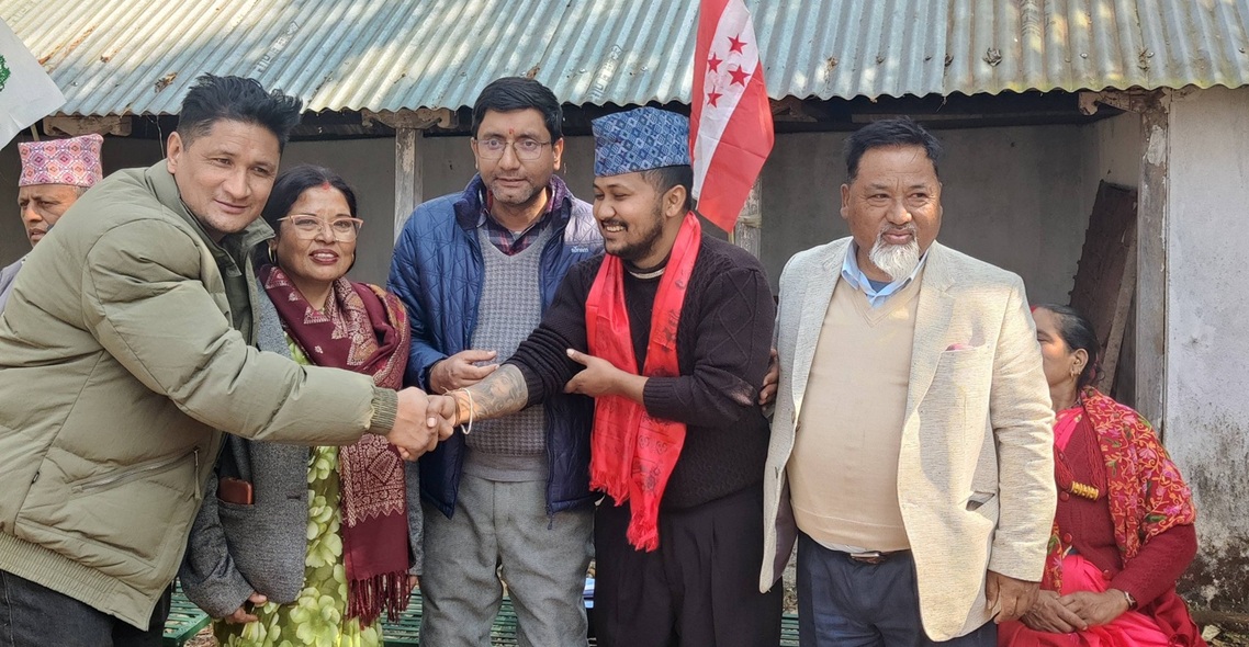 स्वतन्त्र उम्मेदवार खड्काको समर्थन कांग्रेसका उम्मेदवार अजयबाबु शिवाकोटीलाई
