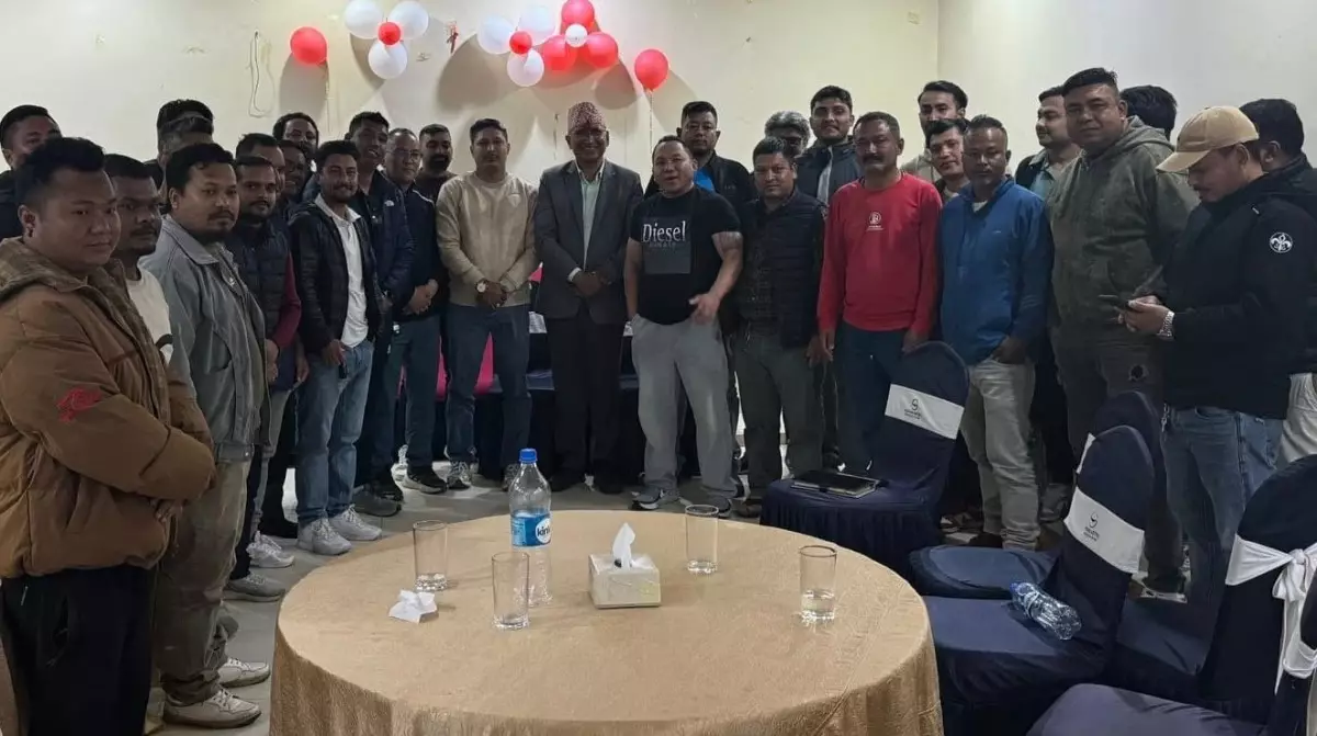 राजु गुरुङले एमालेमा भित्राए वडाध्यक्षसहित ५५ जना युवा, विष्णु पौडेलले गरे स्वागत