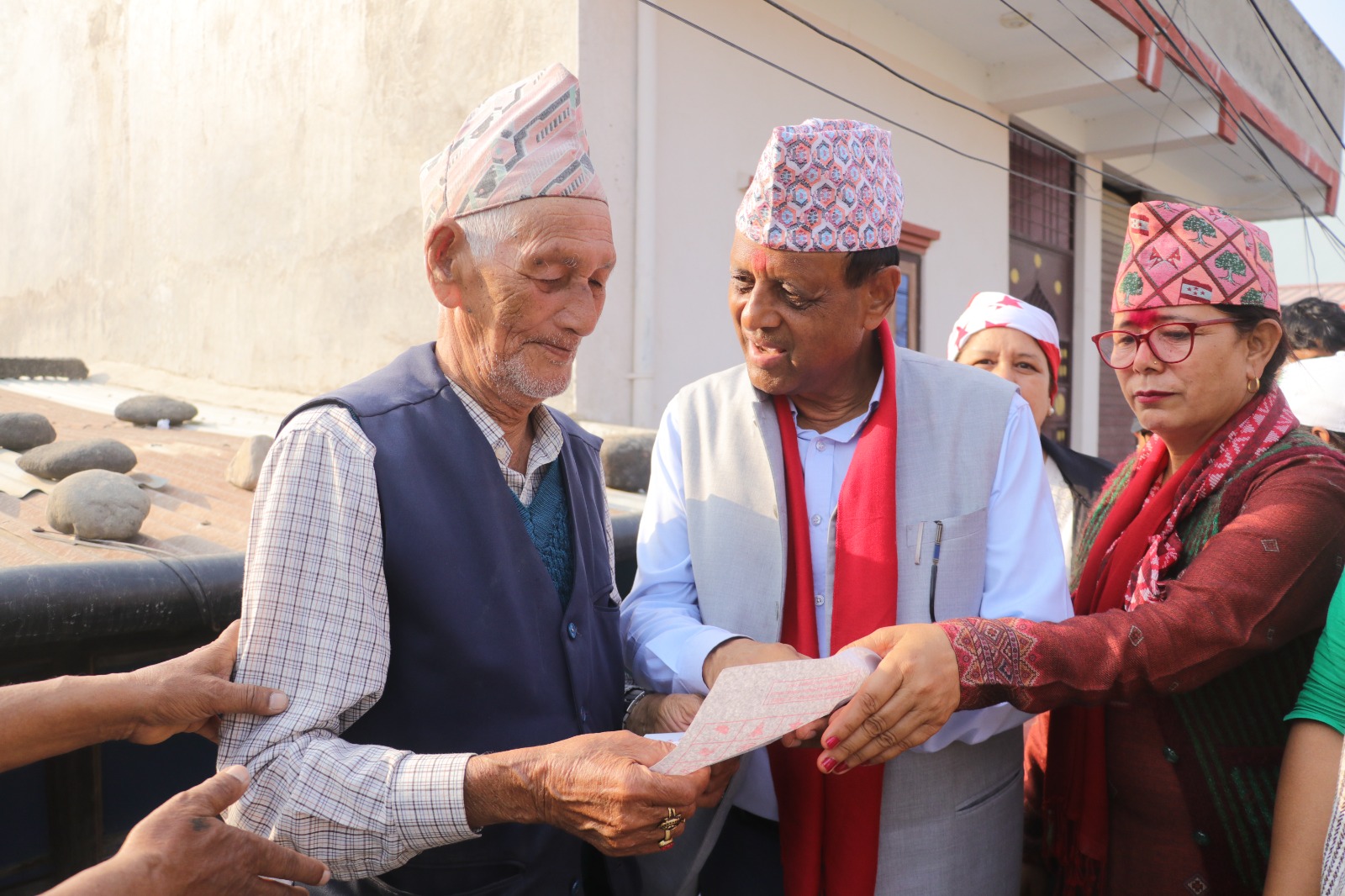 बुटवल ११ का घर–टोलमा पुगे चुन्नु पौडेल,सुने सबैका गुनासा र समस्या