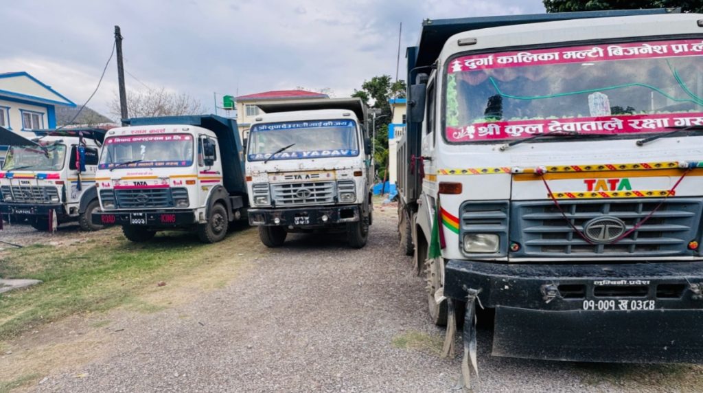 बुटवल प्रहरीद्वारा स्वरुप परिवर्तन गरि ग्राहक ठगी गर्ने टिप्पर तथा ट्याक्टर नियन्त्रण