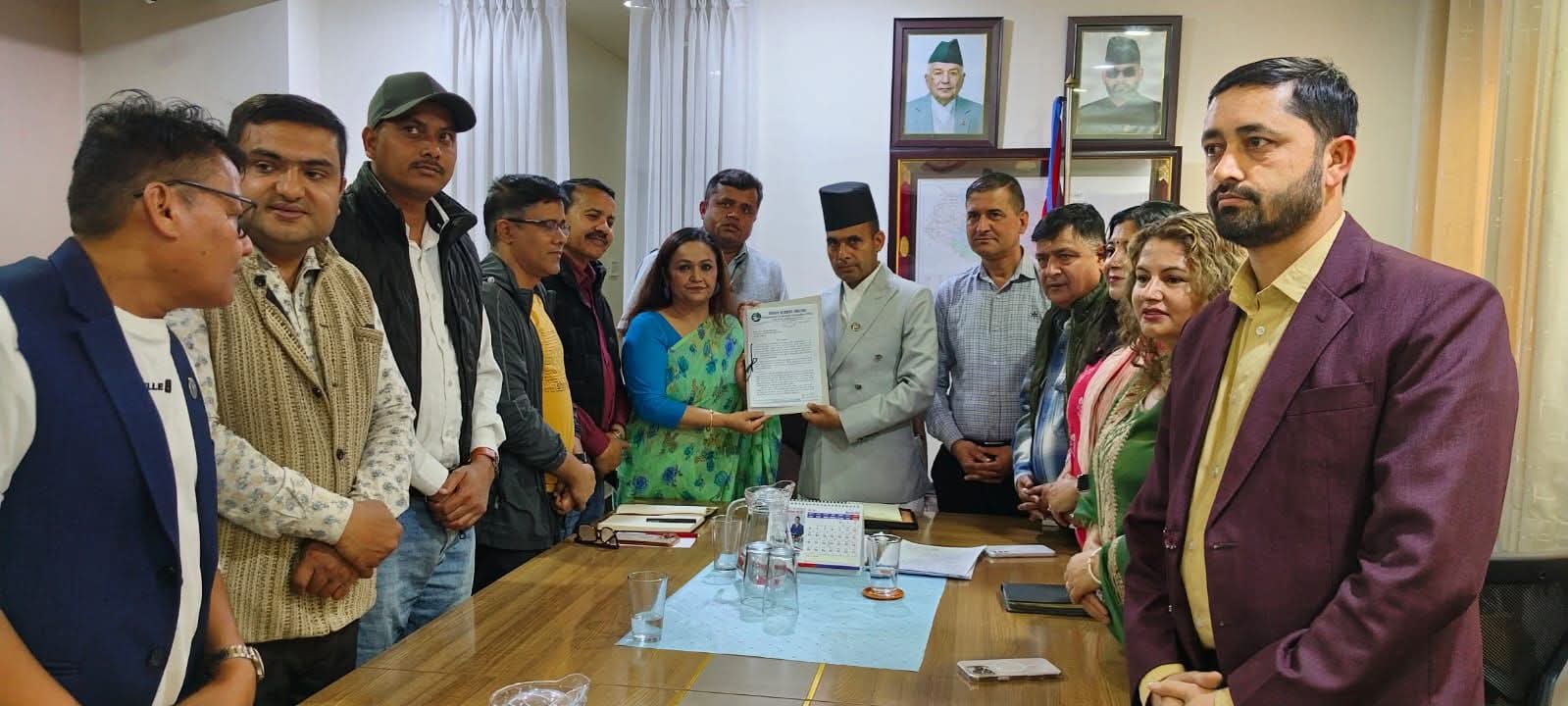सरकारी विज्ञापन नीतिमा पुनर्विचारको माग, सञ्चारमन्त्रीसँग महासंघको छलफल