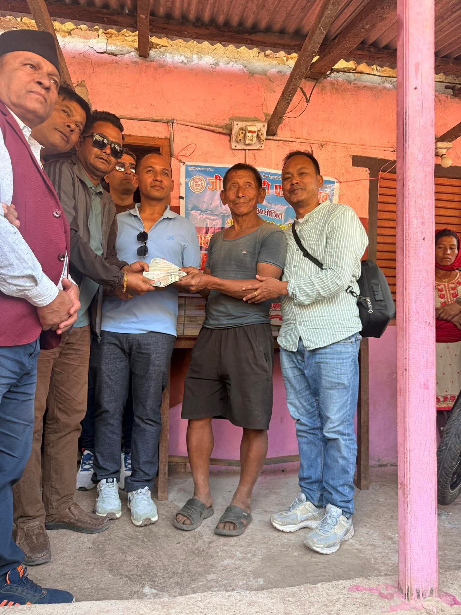 प्युठानको आगलागी पीडितलाई बुटवलको जी ट्वान्टी फाइभ क्लबको सहयोग