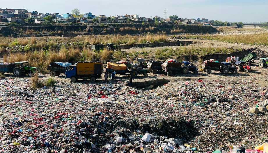 स्थानीयको माग सम्बोधनपछि बुटवलमा फोहोर उठ्न थाल्यो