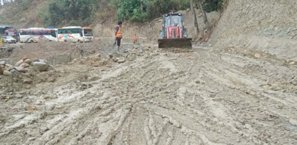 वर्षाका कारण बुटवल–नारायणगढ सडक अवरुद्ध