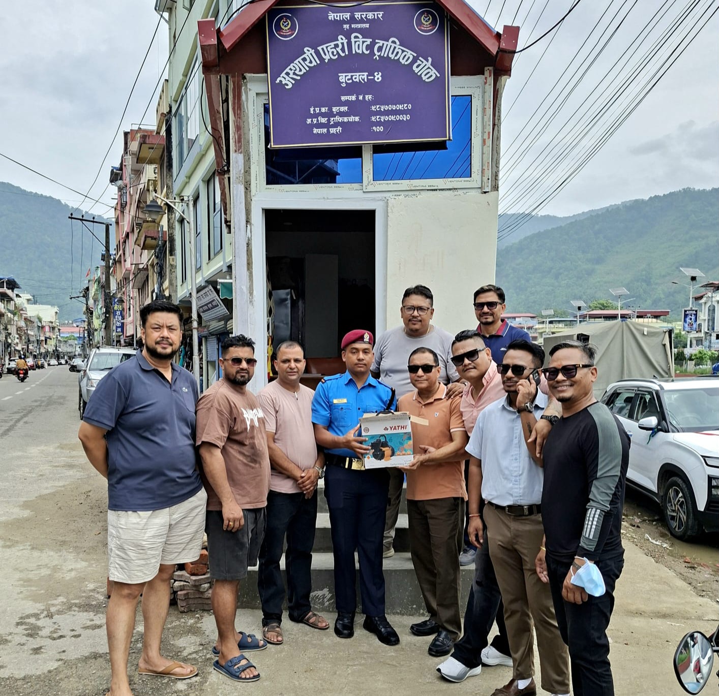 सामाजिक सेवामा सक्रिय बुटवल सोसल ग्रुपद्वारा ट्राफिक प्रहरी बिटलाई अत्यावश्यक सामग्री सहयोग