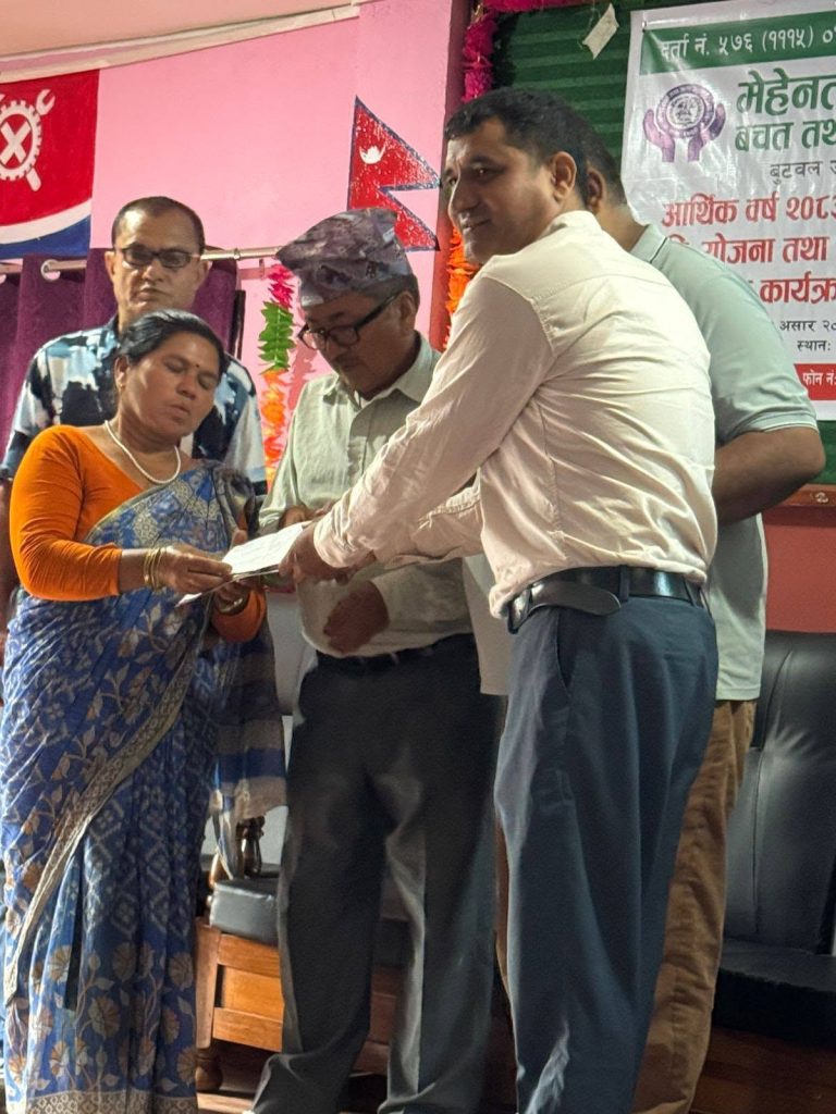 दुर्घटनामा ज्यान गुमाएका दुई शेयर सदस्यका परिवारलाई मेहनती सहकारीद्वारा रु २१ लाख बिमा रकम हस्तान्तरण