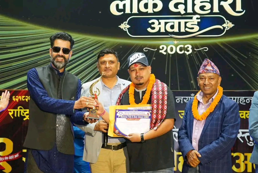 सर्जक विक्रमबाबु विश्वकर्मालाई सर्वोत्कृष्ट लोकदोहोरी शब्दको अवार्ड